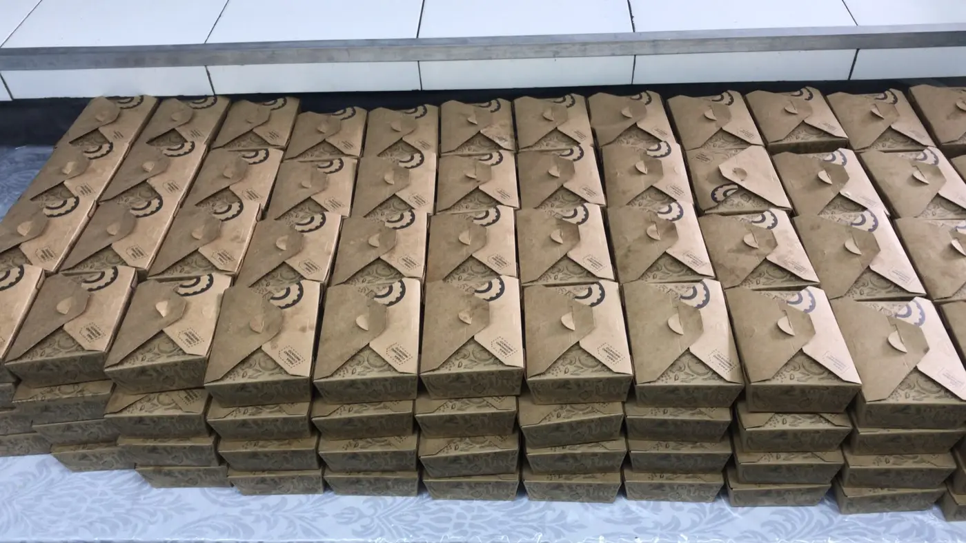 Marmitas organizadas para entrega na Cozinha Solidária Sempre Juntos