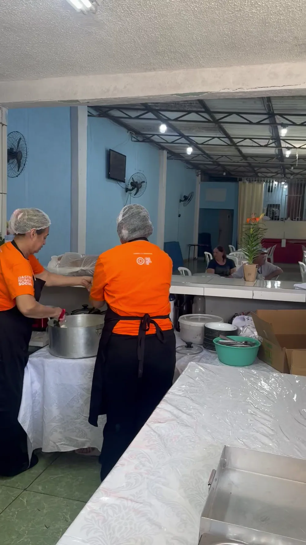 Refeições sendo servidas e entregues à comunidade — registro 33