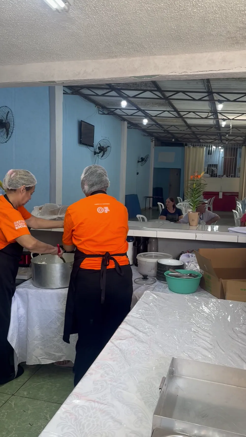 Refeições sendo servidas e entregues à comunidade — registro 34