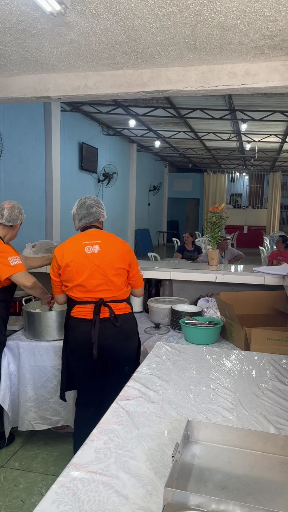 Refeições sendo servidas e entregues à comunidade — registro 35
