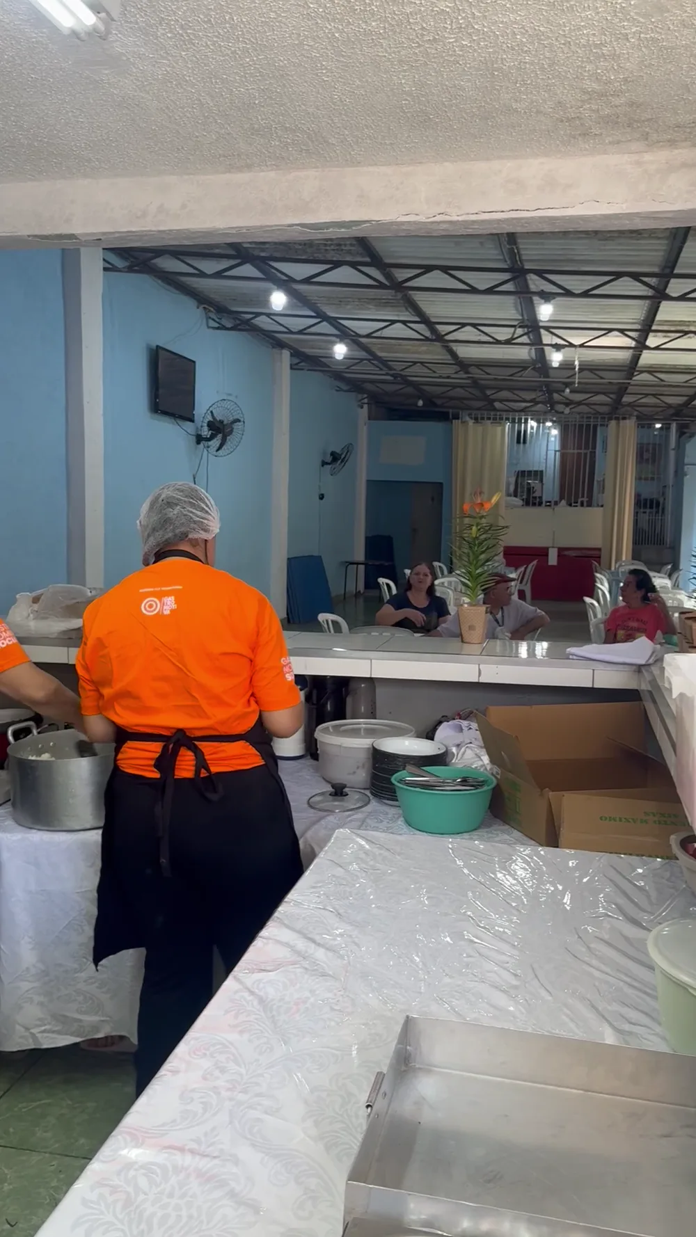 Refeições sendo servidas e entregues à comunidade — registro 36