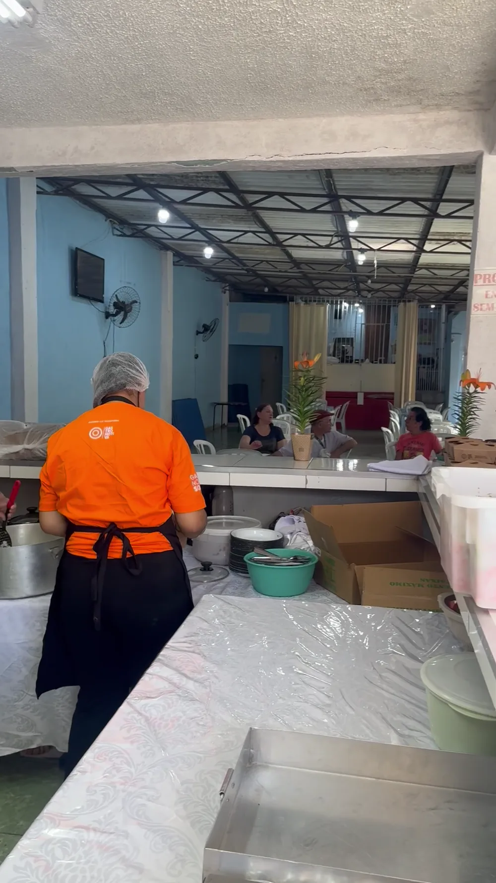Refeições sendo servidas e entregues à comunidade — registro 37