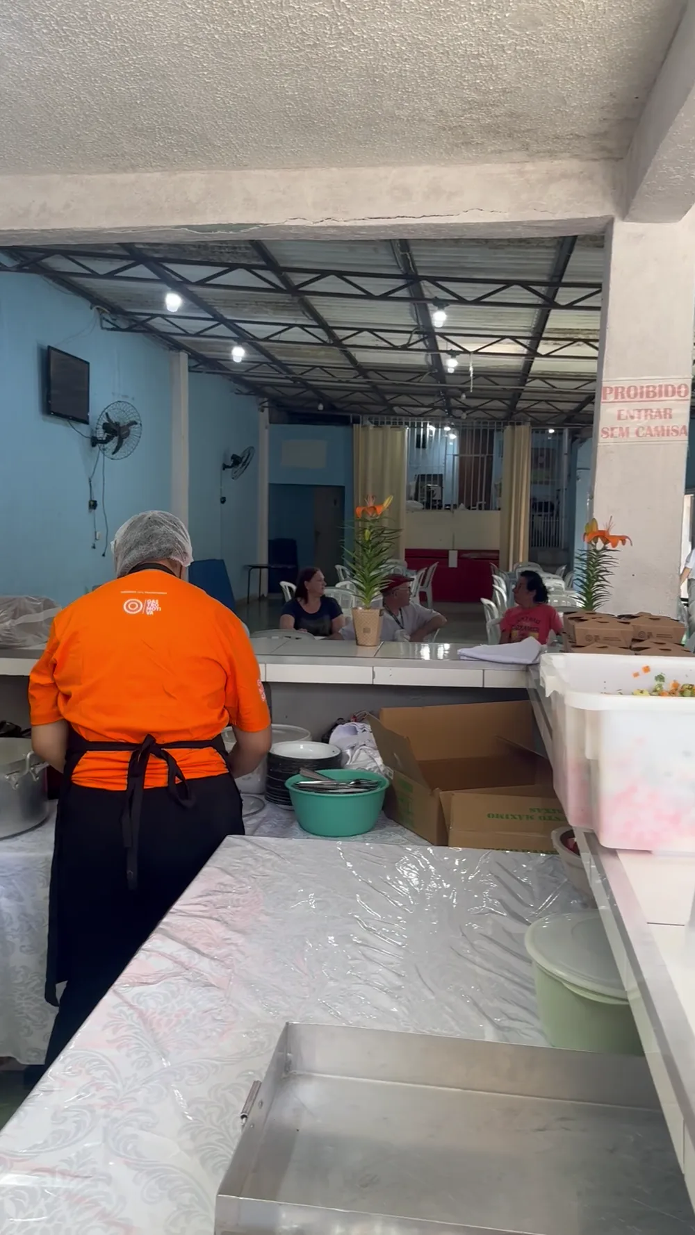 Refeições sendo servidas e entregues à comunidade — registro 38