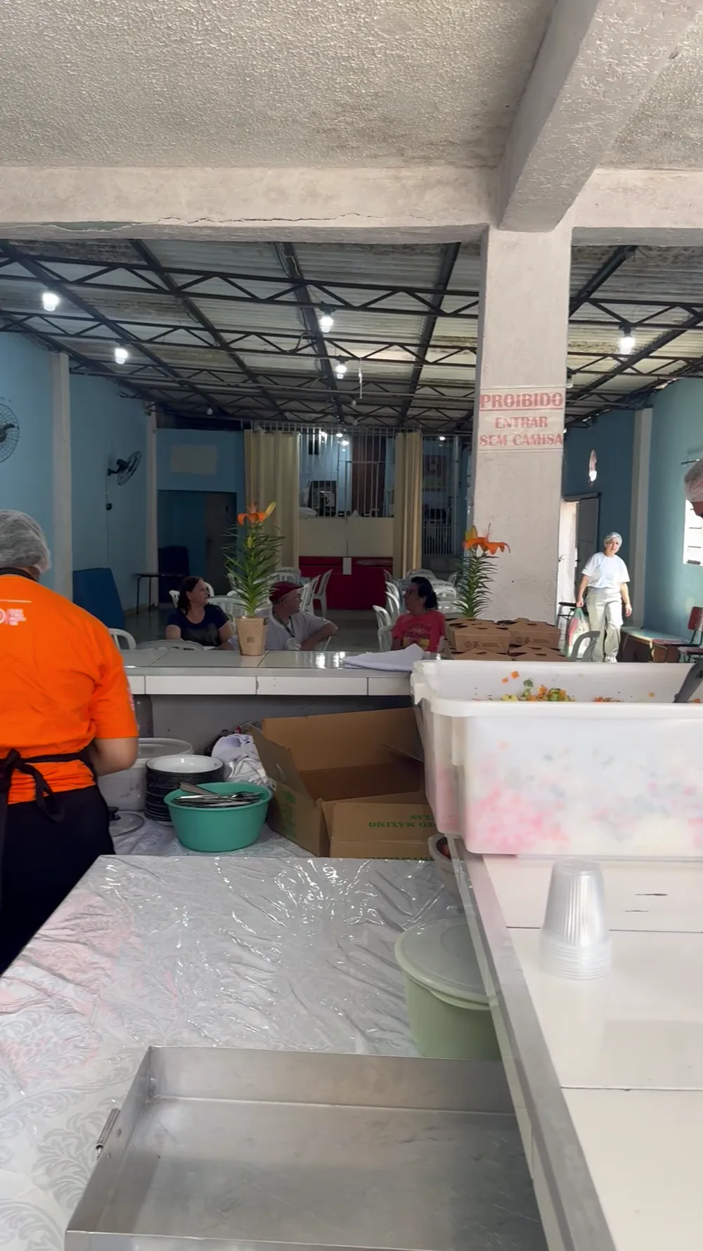 Refeições sendo servidas e entregues à comunidade — registro 40
