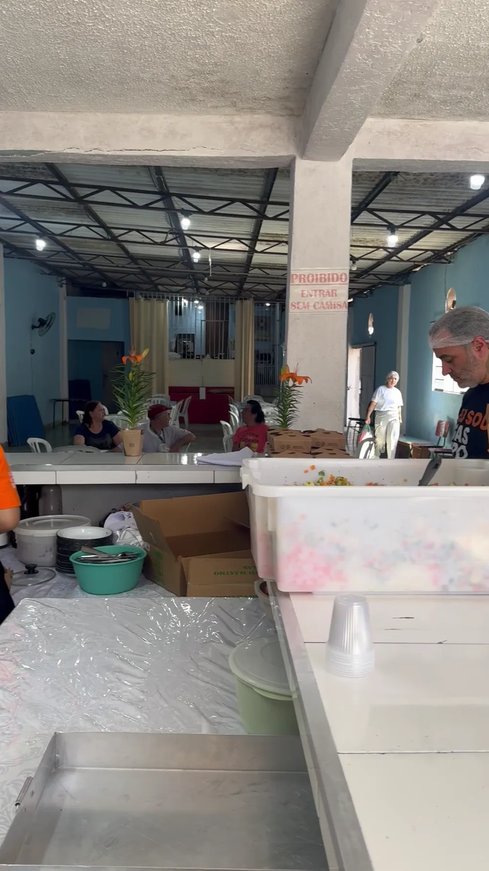 Refeições sendo servidas e entregues à comunidade — registro 41