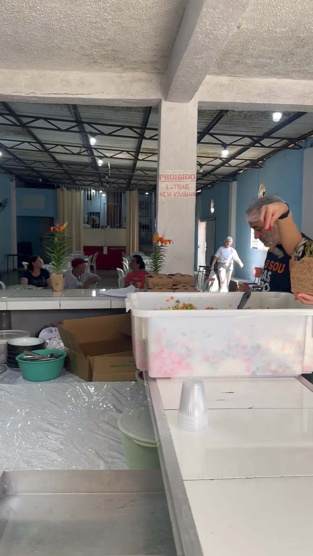 Refeições sendo servidas e entregues à comunidade — registro 42