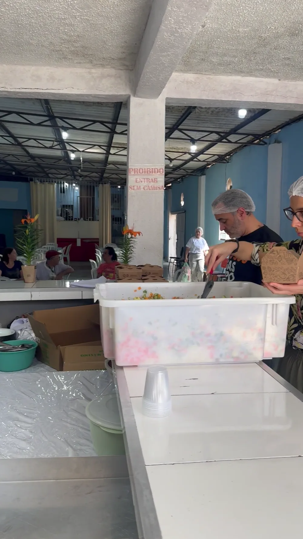 Refeições sendo servidas e entregues à comunidade — registro 43