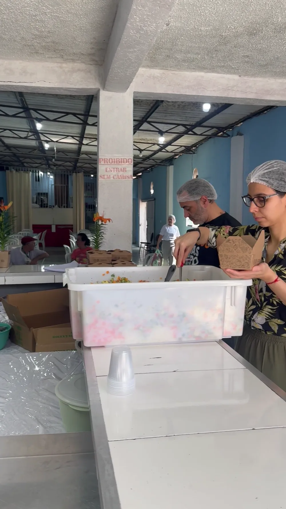 Refeições sendo servidas e entregues à comunidade — registro 44