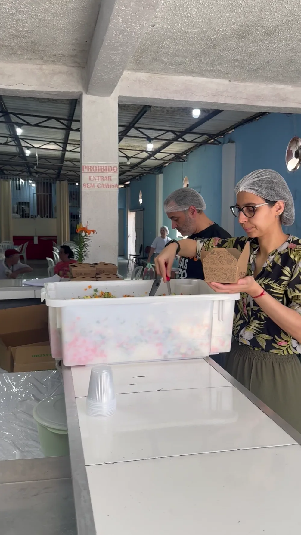 Refeições sendo servidas e entregues à comunidade — registro 45