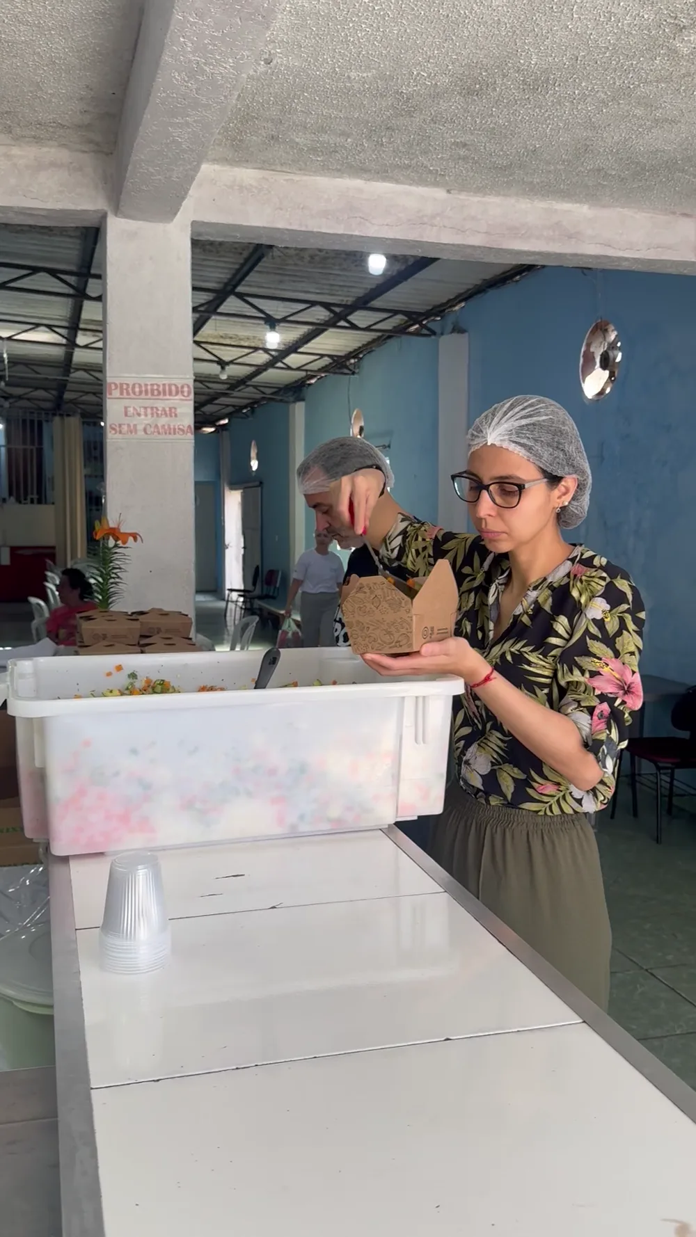 Refeições sendo servidas e entregues à comunidade — registro 47