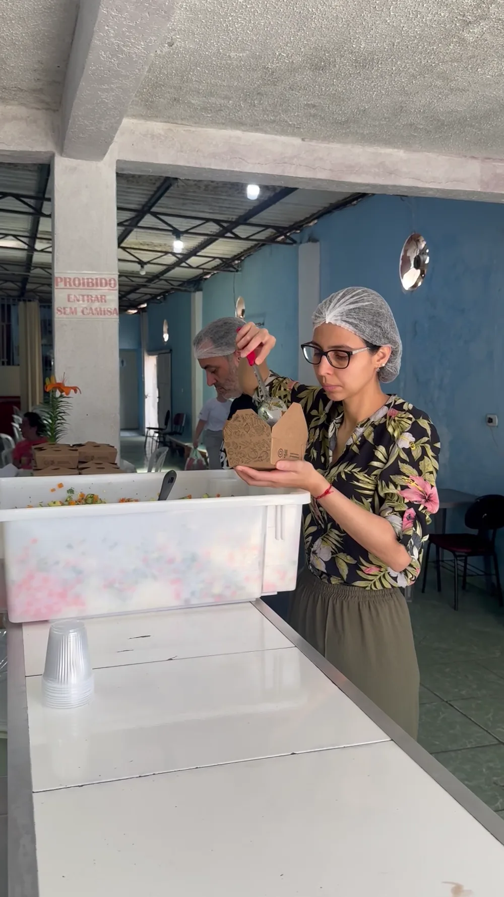 Refeições sendo servidas e entregues à comunidade — registro 48