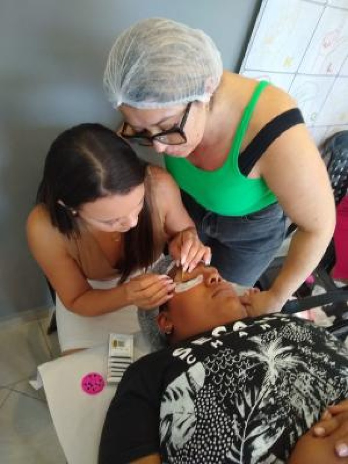 Transformando Olhares, Restaurando Almas: A Importância Vital do Curso de Extensão de Cílios da Associação Sempre Juntos.