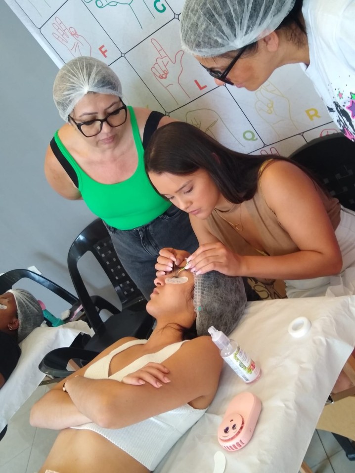 Transformando Olhares, Restaurando Almas: A Importância Vital do Curso de Extensão de Cílios da Associação Sempre Juntos.