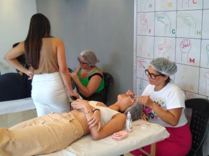 Transformando Olhares, Restaurando Almas: A Importância Vital do Curso de Extensão de Cílios da Associação Sempre Juntos.