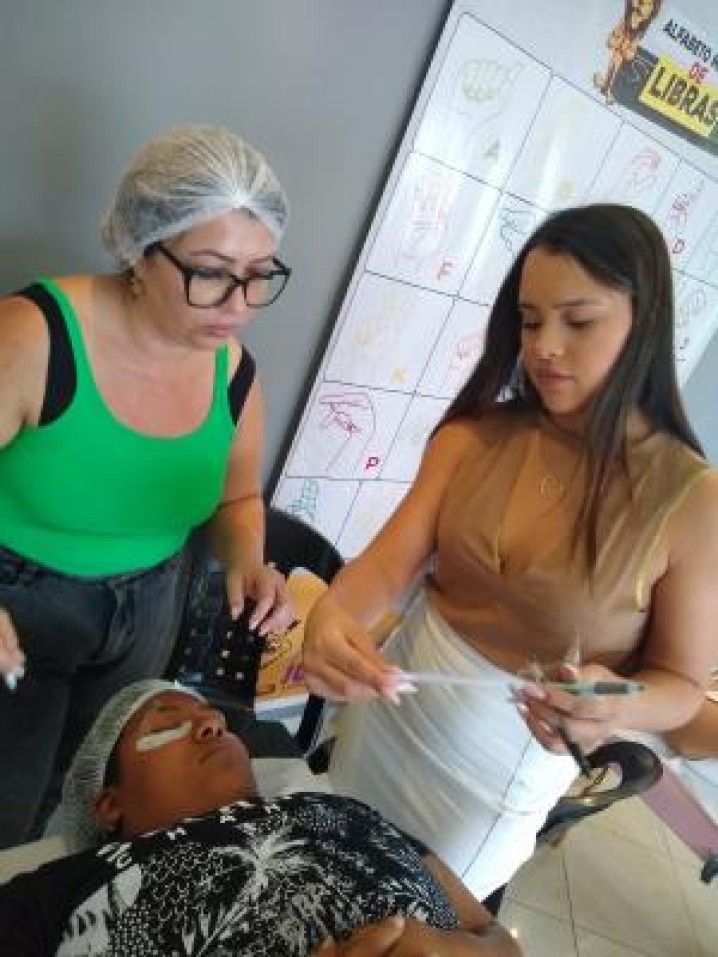 Transformando Olhares, Restaurando Almas: A Importância Vital do Curso de Extensão de Cílios da Associação Sempre Juntos.