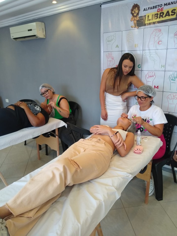 Transformando Olhares, Restaurando Almas: A Importância Vital do Curso de Extensão de Cílios da Associação Sempre Juntos.