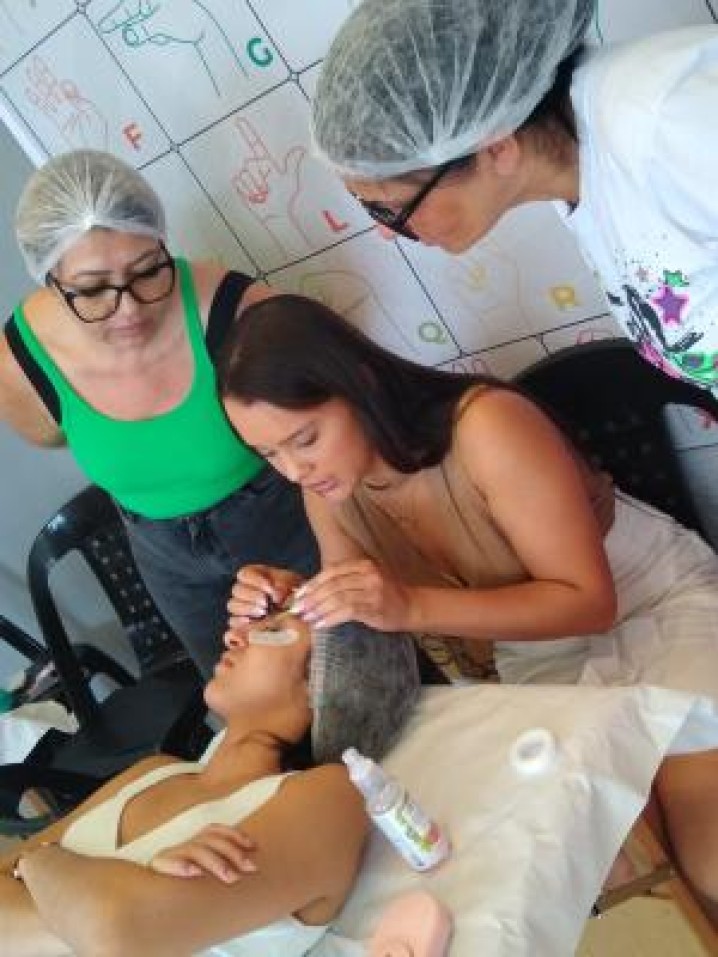 Transformando Olhares, Restaurando Almas: A Importância Vital do Curso de Extensão de Cílios da Associação Sempre Juntos.
