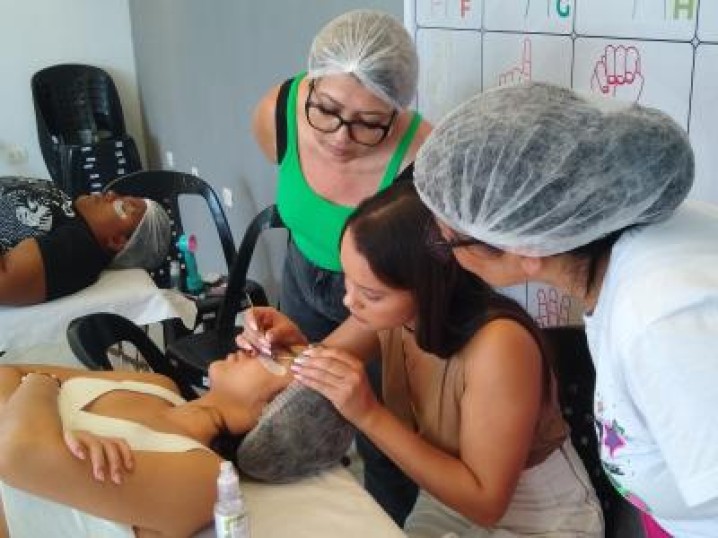 Transformando Olhares, Restaurando Almas: A Importância Vital do Curso de Extensão de Cílios da Associação Sempre Juntos.